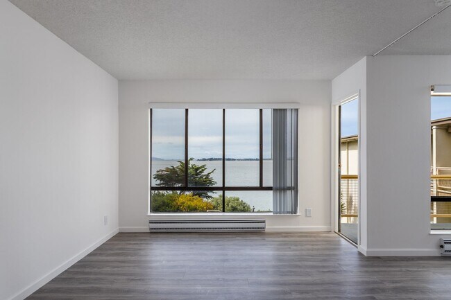 Foto del edificio - REMODELED TOP FLOOR, WATER VIEW STUDIO