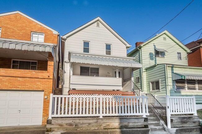 Building Photo - AVAILABLE SEPT 1ST!! UPDATED & SPACIOUS 3-...