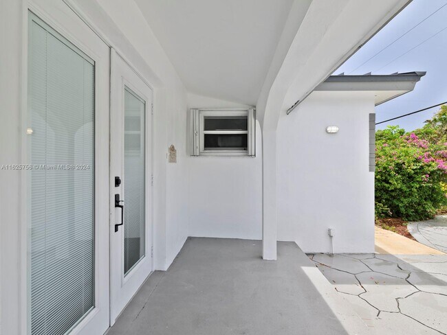 Building Photo - 1221 SE 10th St