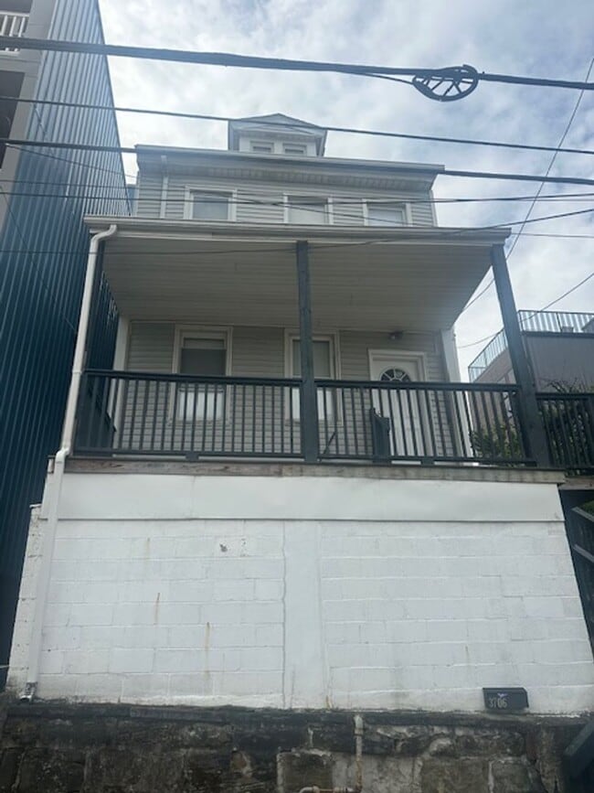 Huge 4 bed 3.5 bath house in Lawrenceville available July 1!!! - Huge 4 bed 3.5 bath house in Lawrenceville available July 1!!!