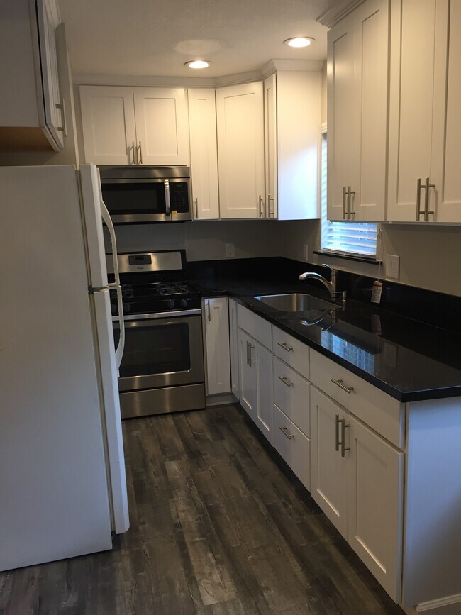 Building Photo - 8517 Oak Ave
