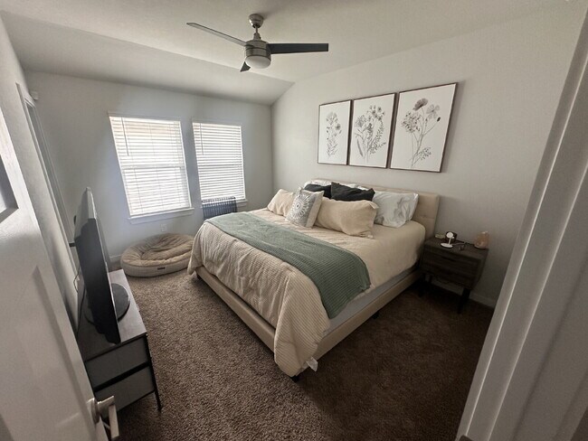 Building Photo - Home Sweet Home!