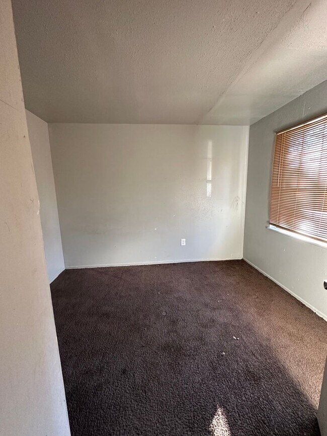 Building Photo - Large 4 Bed Home in West Shreveport