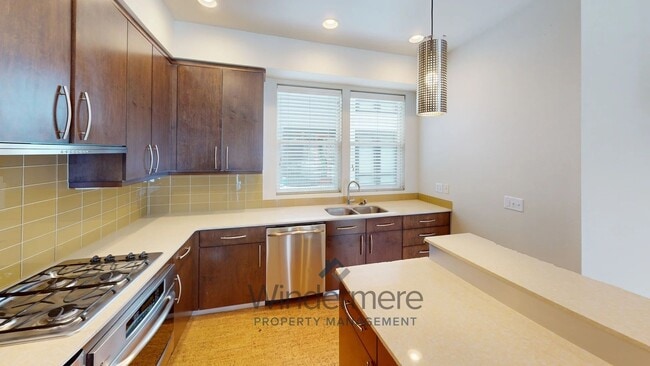 Building Photo - 251 W Sumach *Vue 22 Townhome Walking Dist...