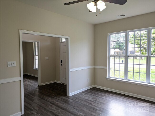Foto del edificio - 117 Stallings Mill Dr