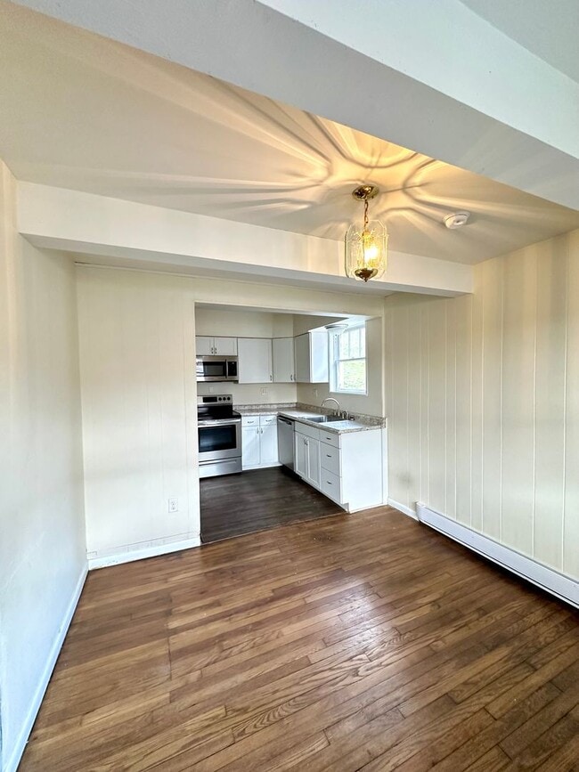 Building Photo - 1528 Dagmar Ave
