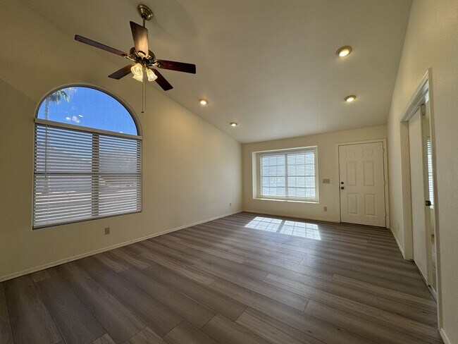 Foto del edificio - 4 BEDROOMS CULDESAC LOT ACROSS FROM PARK