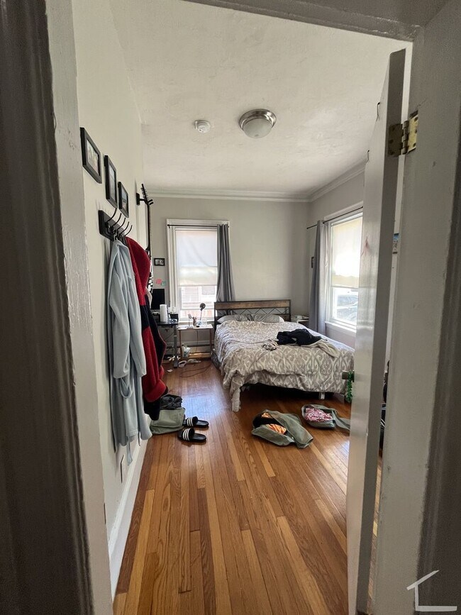 Building Photo - Spacious Brighton 4 Bed Available 9/1/2026