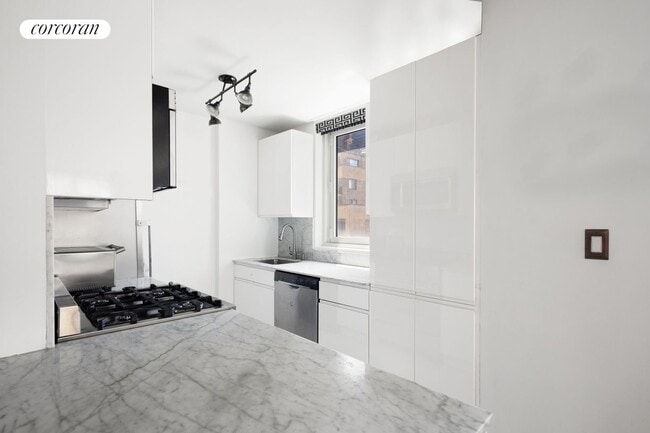 Building Photo - 322 W 57th St