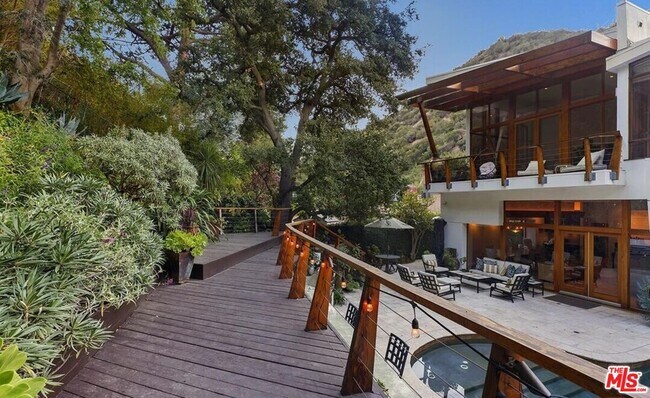 Foto del edificio - 3600 Mandeville Canyon Rd