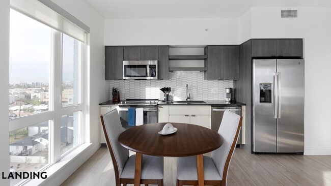 Building Photo - 707 S Farmer Ave