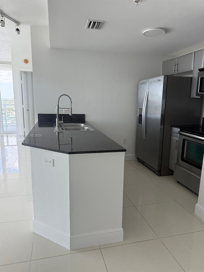 Foto del edificio - 1871 NW S River Dr