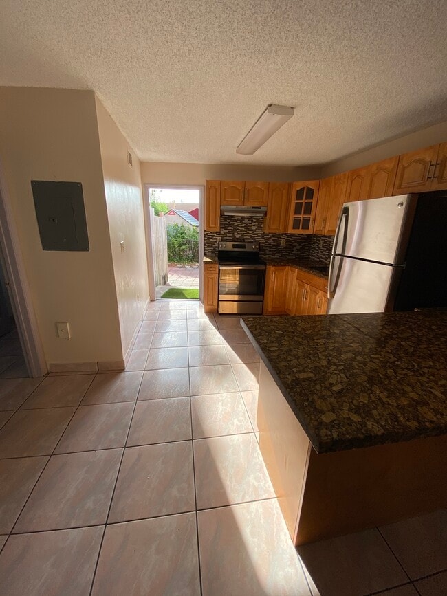 Building Photo - 427 SW 77th Ave