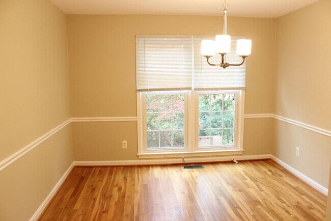 Foto del edificio - Beautiful 3 bed 2.5 Bath End Unit Brick To...