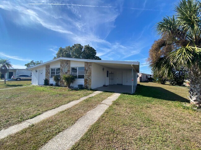 Foto del edificio - Cute 3-Bedroom Home with newer Kitchen & Spacious Yard in Port Charlotte