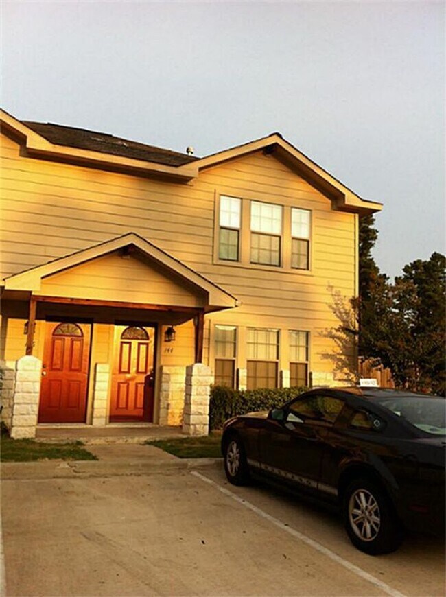 Foto del edificio - The Ranch at Sam Houston - 3 bdrm, 3 baths, close to SHSU!