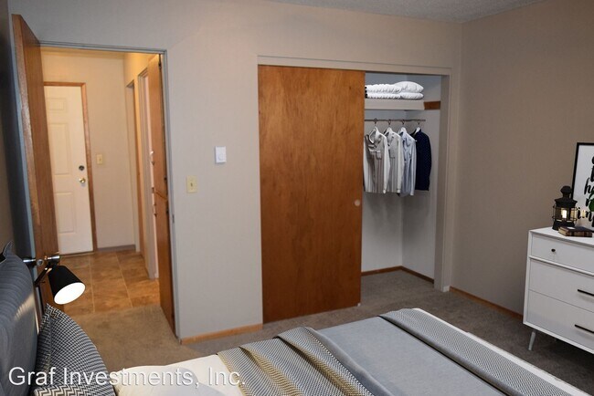 Building Photo - 1 br, 1 bath Apartment - 206 E. 15th 206 E...