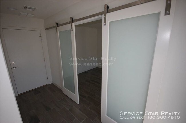 Building Photo - Modern Luxury Living!! Move In Special!