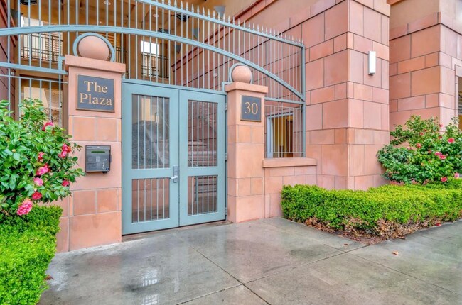 Entrada principal cerrada: acceso seguro únicamente con tarjeta llave - 30 E Julian St