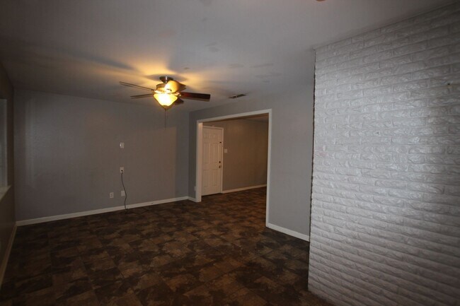Building Photo - 3 Bedroom 1.5 Bath near UT Tyler! Availabl...