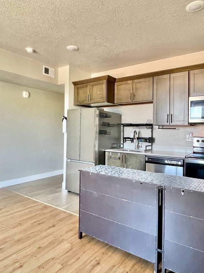 Building Photo - Space Efficient 1 Bedroom Condo