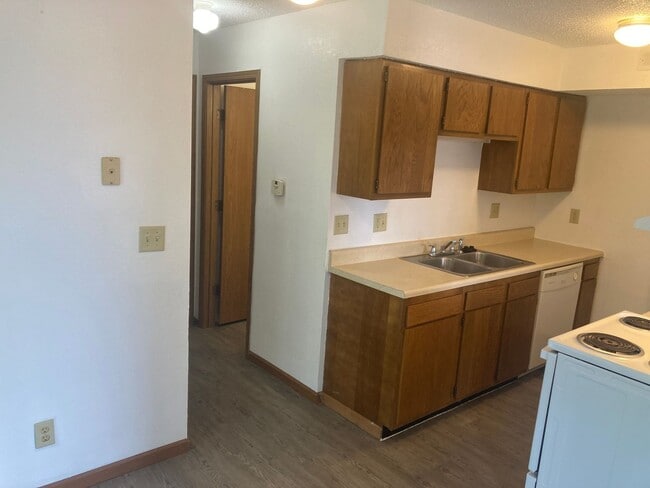 Building Photo - 2 Bedroom 1 Bathroom Apartment in heart of Osage Beach!