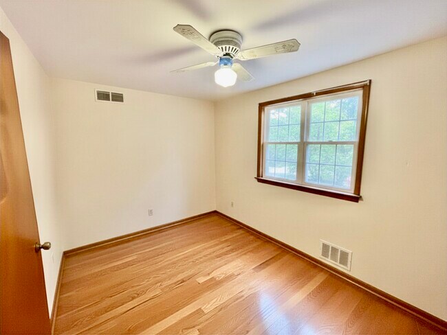 Building Photo - 227 Sunshine Dr