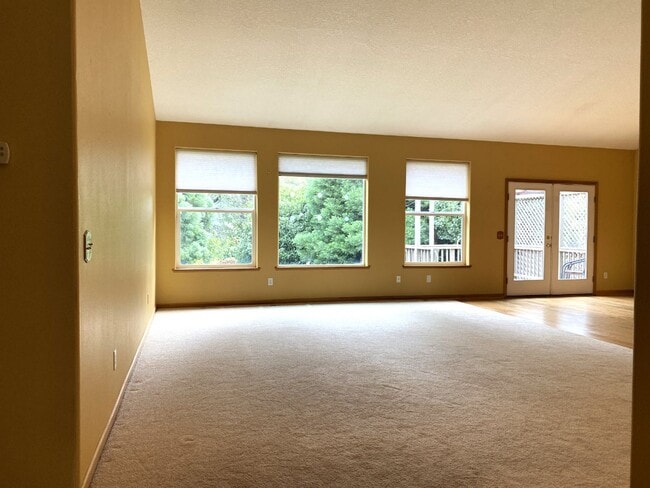 Building Photo - Private Hood River Home