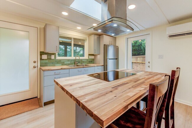 Foto del edificio - A Fresh, Open Home for a Relaxed Life by the Lake