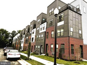 Building Photo - 4989 Eisenhower Ave