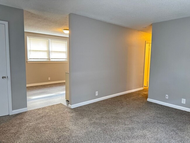 Building Photo - Brick 3 bedroom ranch, large living room, ...
