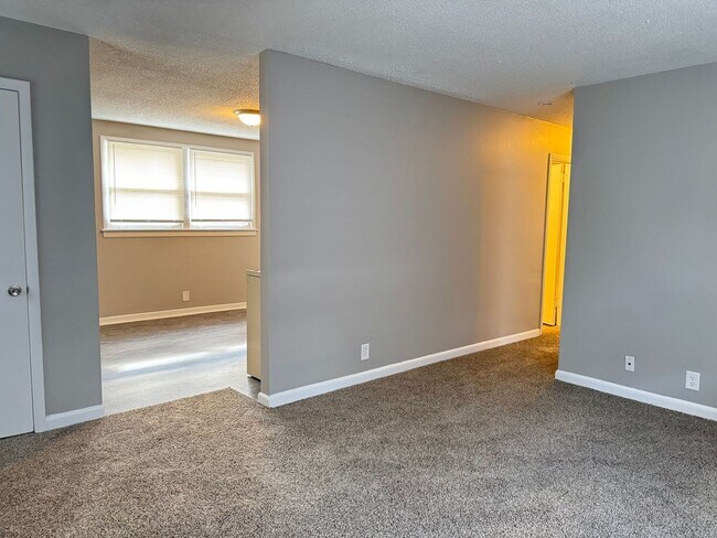 Foto del edificio - Brick 3 bedroom ranch, large living room, ...
