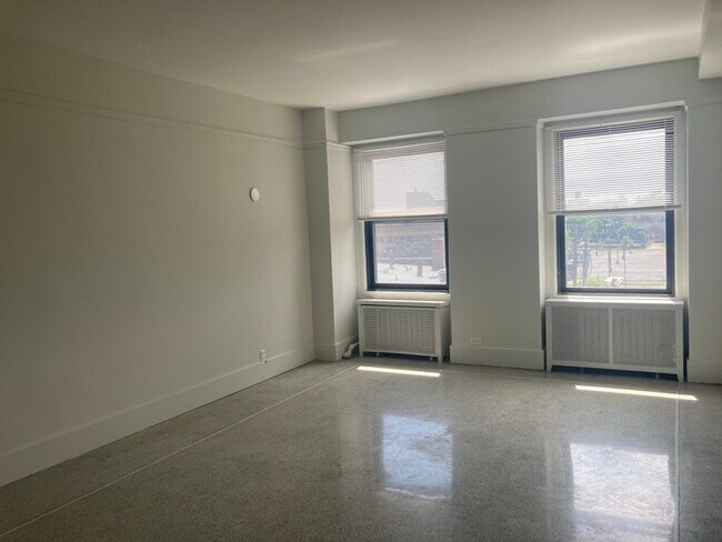 Foto del edificio - 1502 E Jefferson Ave