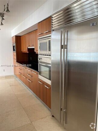 Building Photo - 1331 Brickell Bay Dr