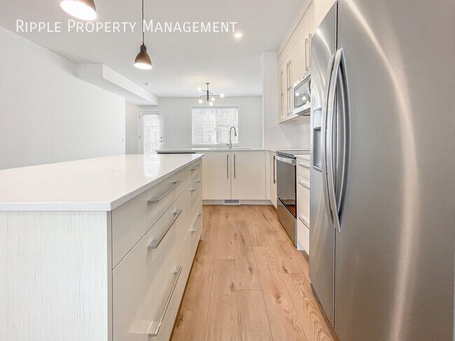 Building Photo - MODERN & SPACIOUS 3 BEDS, 2.5 BATHS TOWNHOUSE | DOUBLE ATTACHED GARAGE