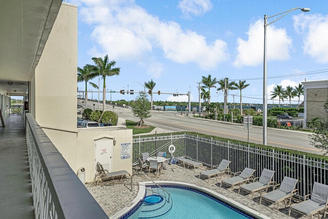 Building Photo - 3915 S Flagler Dr