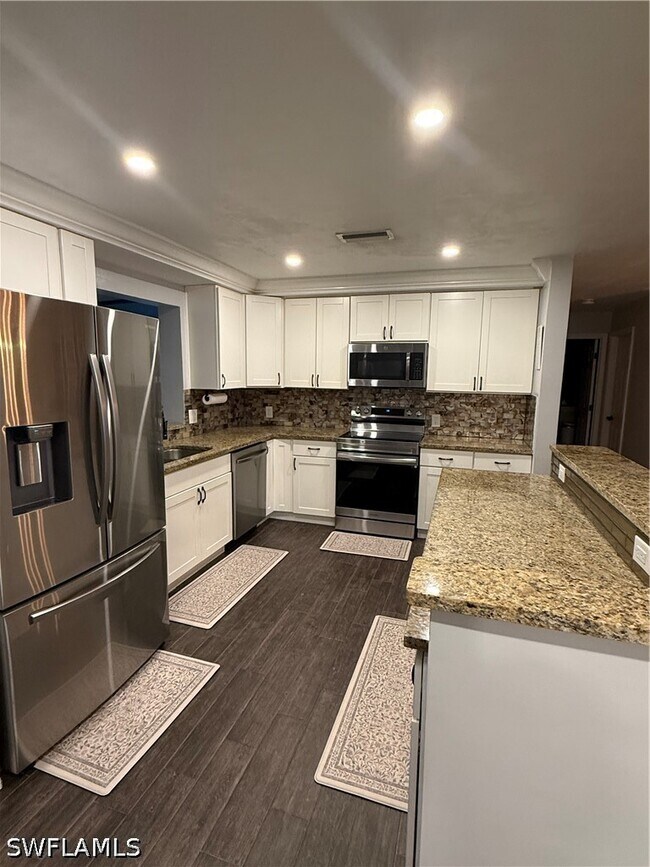 Foto del edificio - 235 Cypress Way W