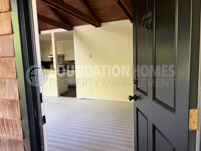 Building Photo - Picturesque 1BR/1BA Ross Cottage!  A/C! De...