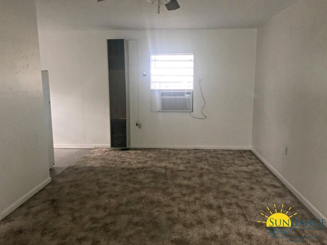 Building Photo - Freshly Painted 1 Bedroom Unit in Fort Wal...