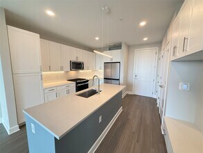 Building Photo - 716 Waugh Dr