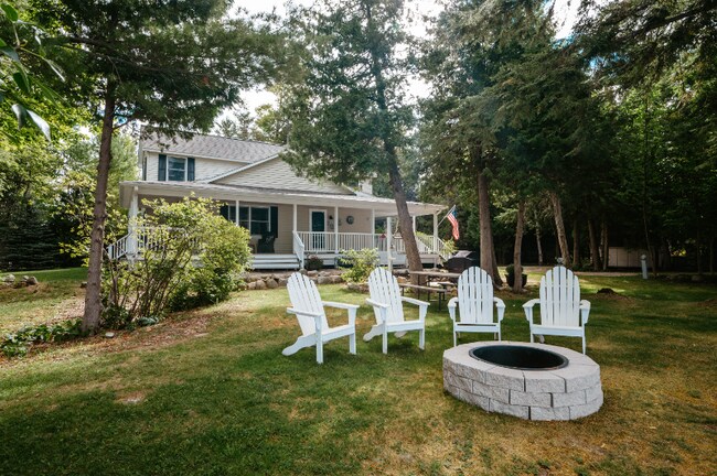 Foto del edificio - 6801 E Birch Point Rd
