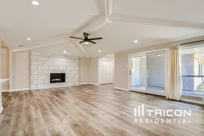 Building Photo - 122 Roma Dr