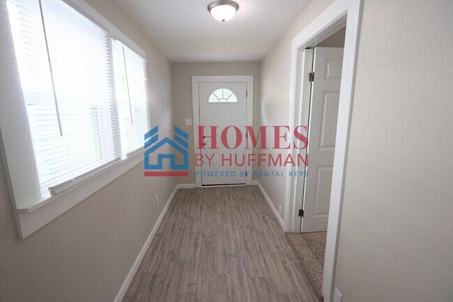 Building Photo - Two Bedroom House