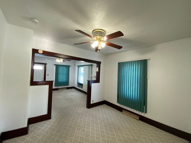Building Photo - Fenced in back yard, 2 bed, 2 ba. Must see!!
