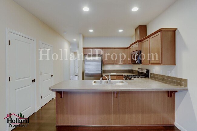 Foto del edificio - Stylish 3-Bedroom Portland Home with Fireplace, Garage & Modern Conveniences