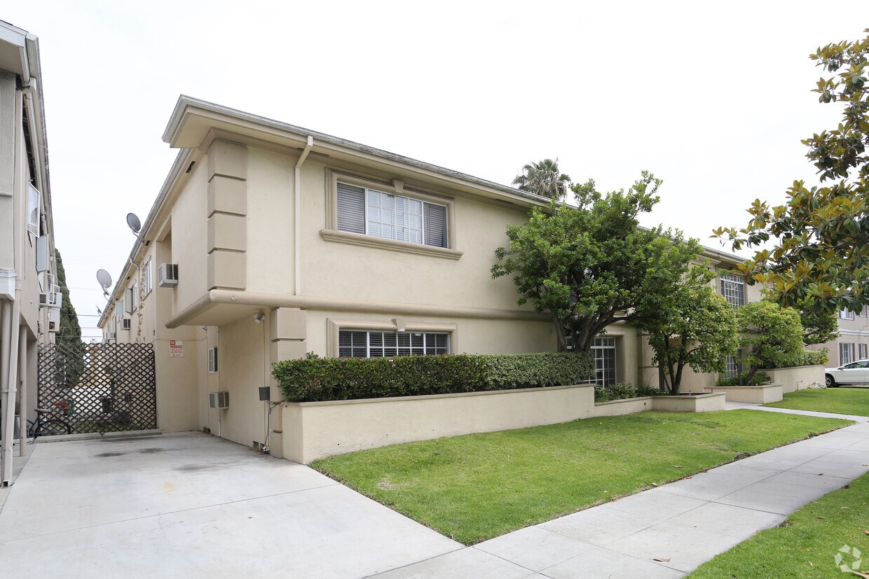Foto principal - 264 S Doheny Dr