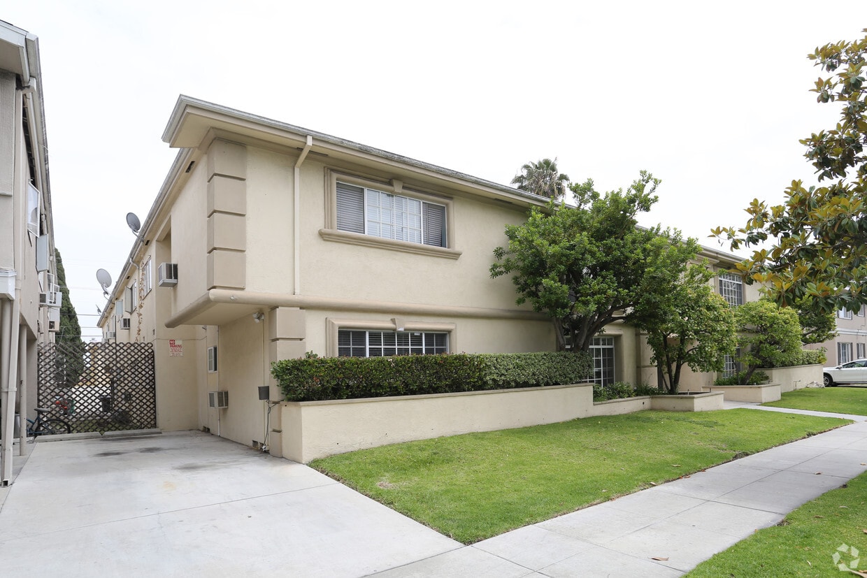 Primary Photo - 264 S Doheny Dr