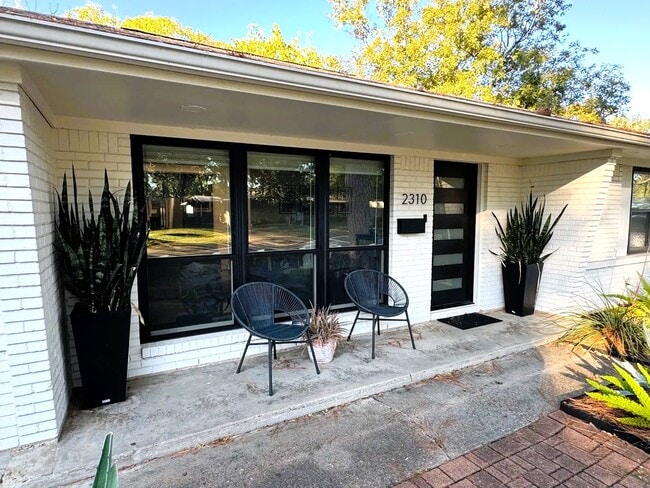 Photo - 2310 Hialeah Dr House