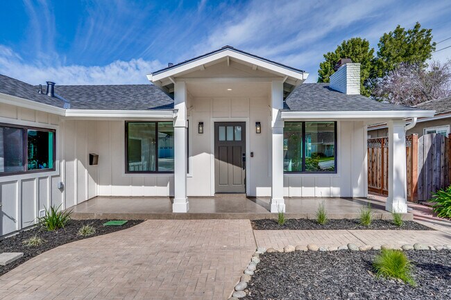 Foto del edificio - 2051 Randolph Dr