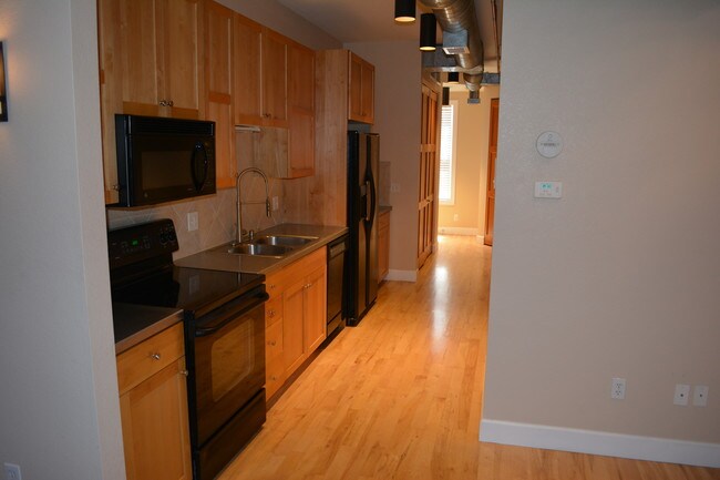 Building Photo - 261 Pine St